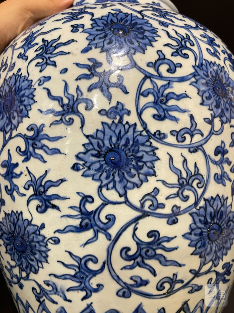 明万历 青花缠枝莲纹大罐 - 图6